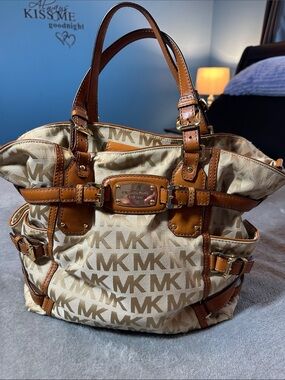 EUC Michael Kors Beige & Brown MK Logo Canvas Tote 👜 super chic🤎🧡